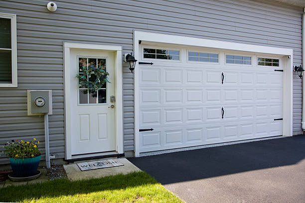 24/7 Emergency Garage Door Panel Replacement experts in Flora, IL